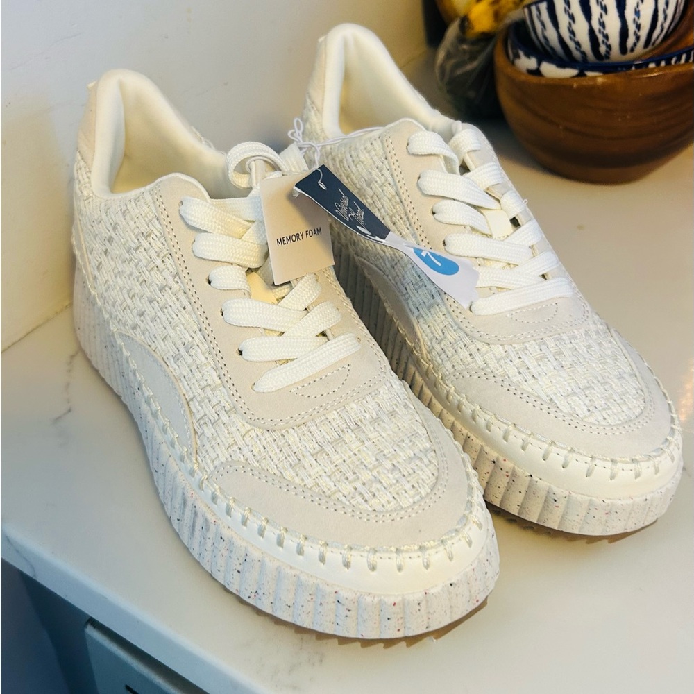 NWT 7 1/2 Universal Thread Women's Persephone Sneakers